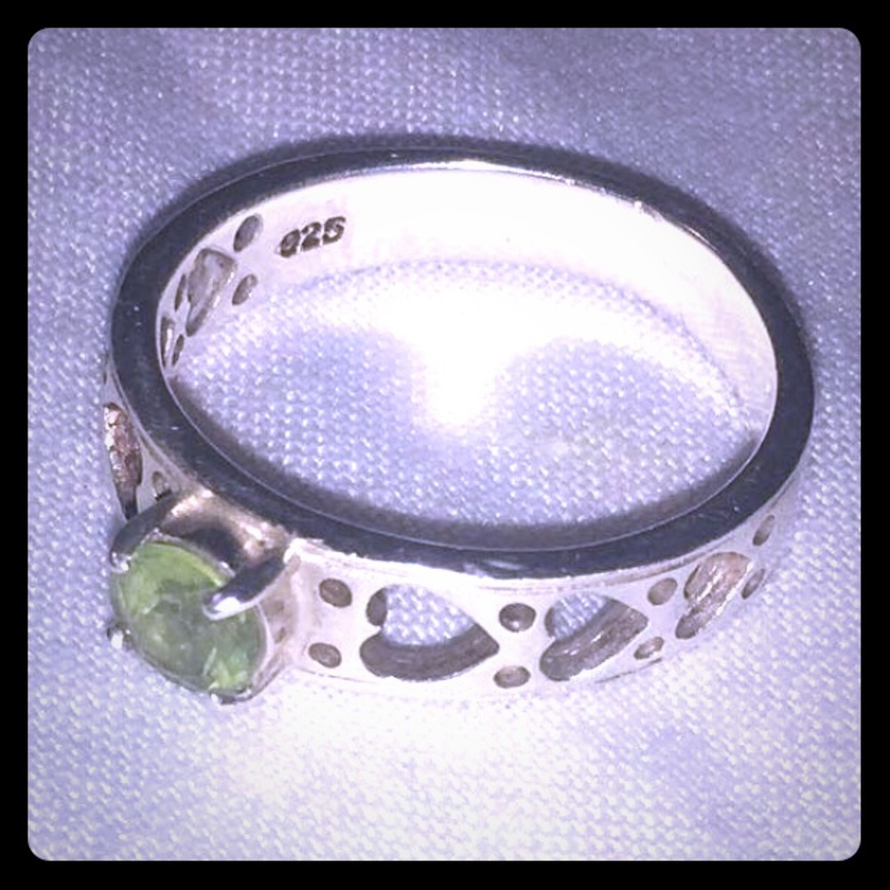Peridot Ring in Sterling Silver 💚 Band Setting